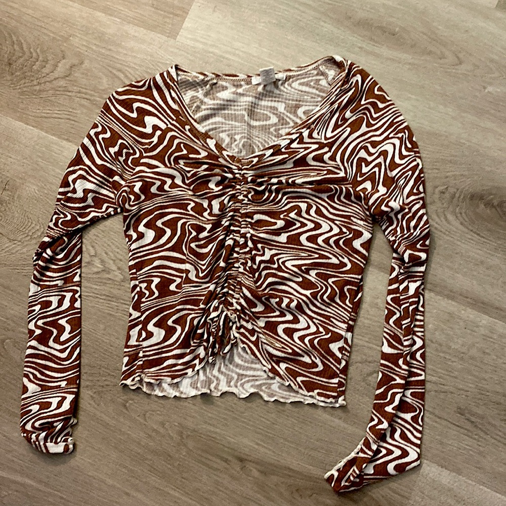 Full Tilt brown and white swirly shirt. Great fit and amazing for anything!
